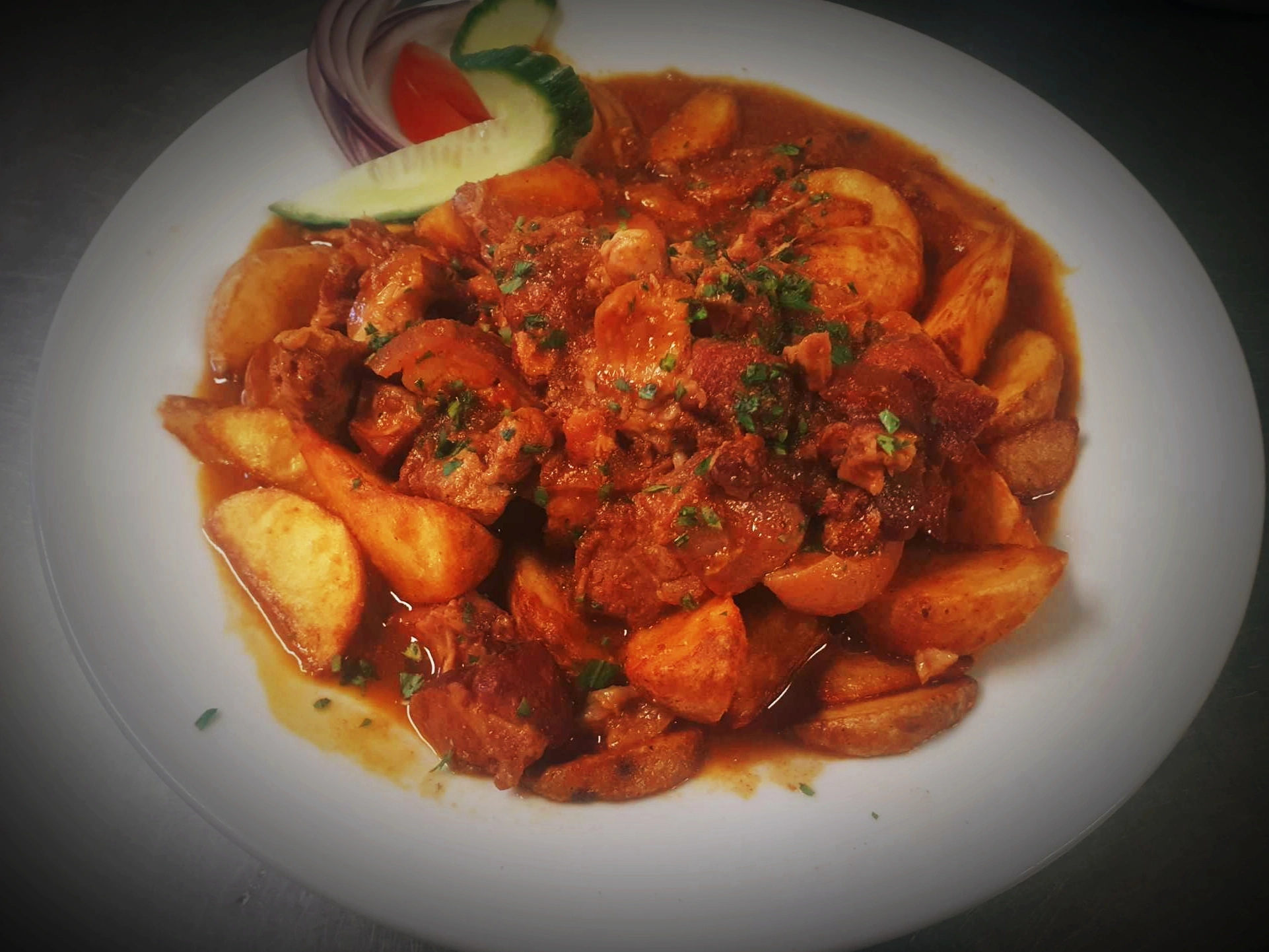 Csülökpörkölt, steak burgonya